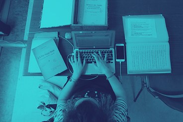 ragazza che scrive a macchina