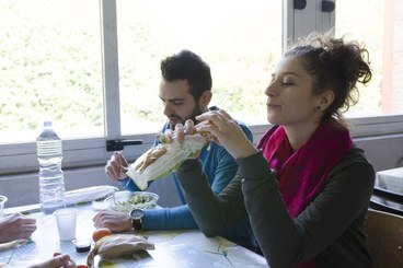 Foto di Andrea Piacquadio: Donna-in-viola-mangia