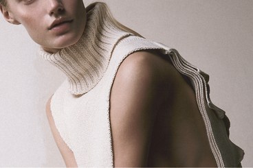 Modella con maglia gilet